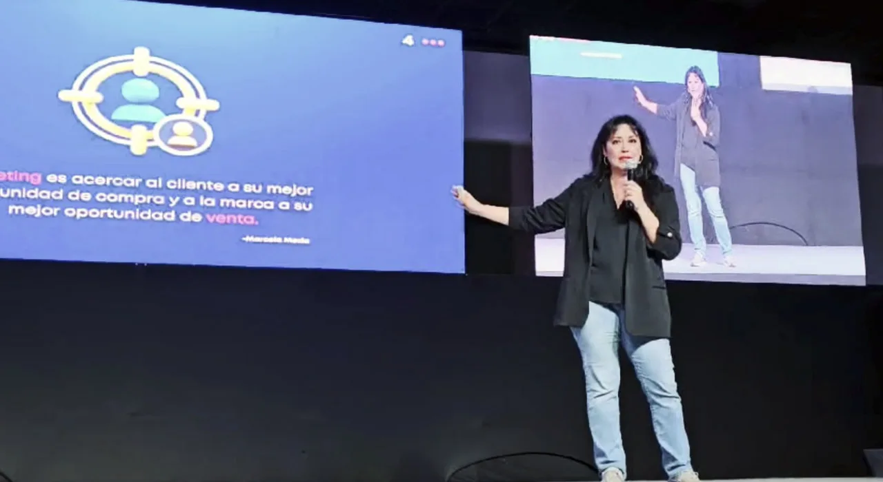 Marcela Mexia en un evento de sororidad y transformación digital