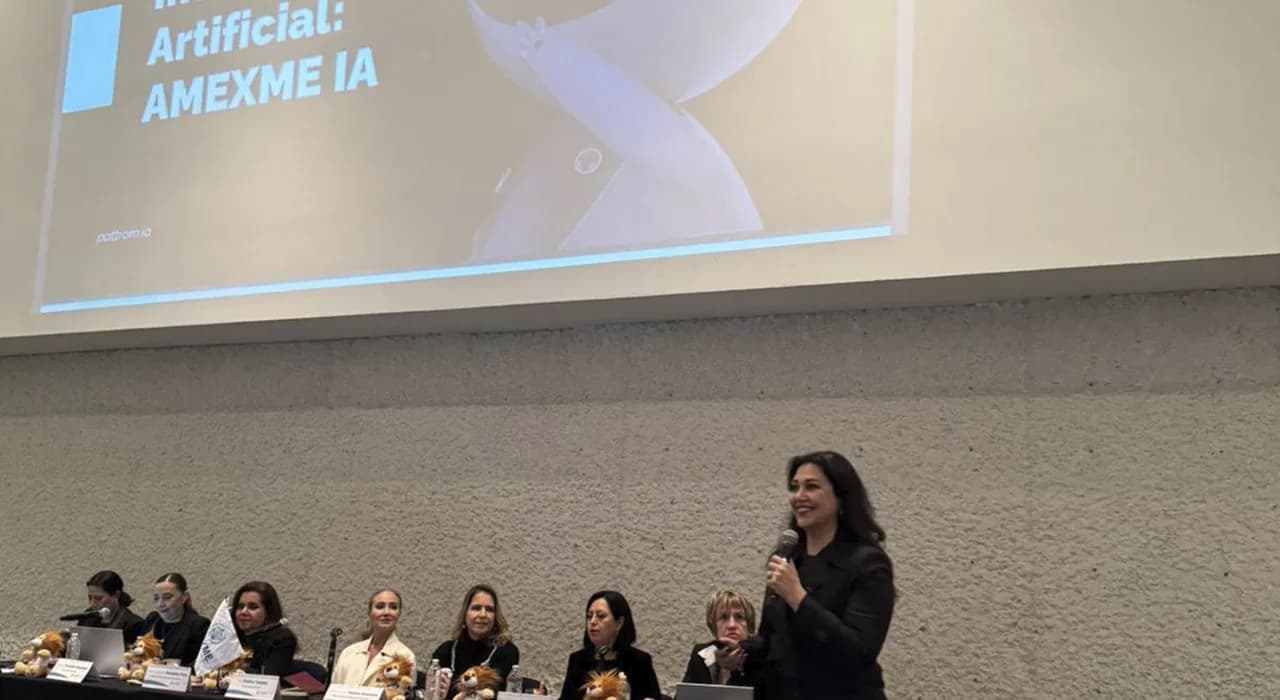 Marcela Mexia en un evento de sororidad y transformación digital